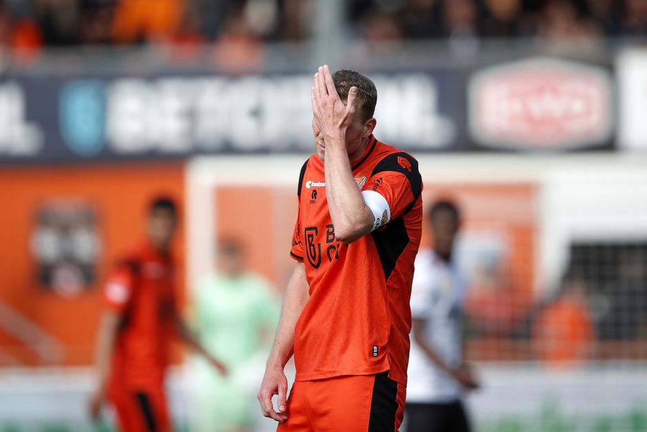 Kampioensfeest FC Volendam verpest door staking en grote nederlaag tegen jagende achtervolger