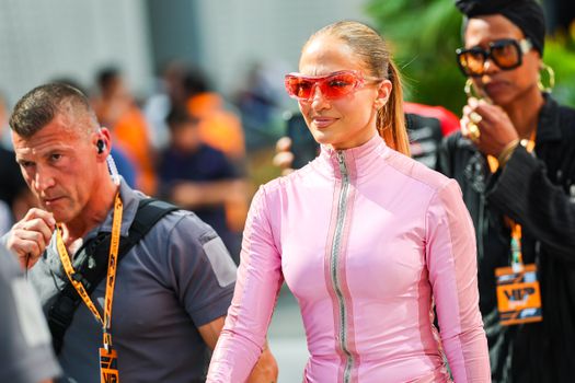 Wereldberoemde artieste pakt met strak outfit de schijnwerpers af van Max Verstappen in Saoedi-Arabië