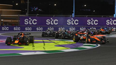 Tijdstraf kost Max Verstappen zege in GP van Saoedi-Arabië, strijd met Oscar Piastri duurt één bocht