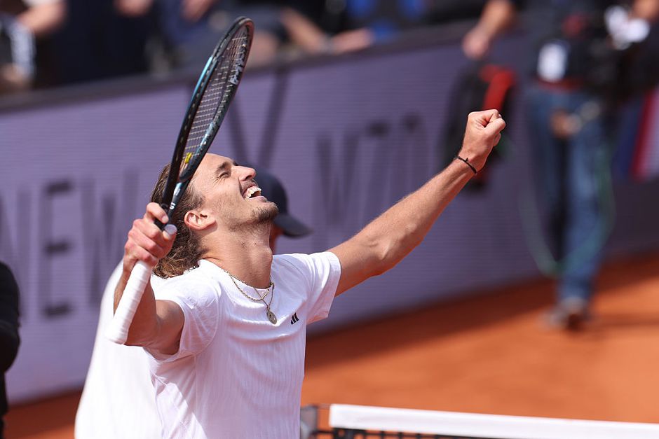 Jarige toptennisser Alexander Zverev wint derde titel in München en wordt toegezongen: 'Hopelijk hebben we nog tien jaar'