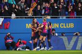 Barcelona speelsters vieren het vierde doelpunt tegen Chelsea tijdens de halve finale van de Champions League © Getty Images.