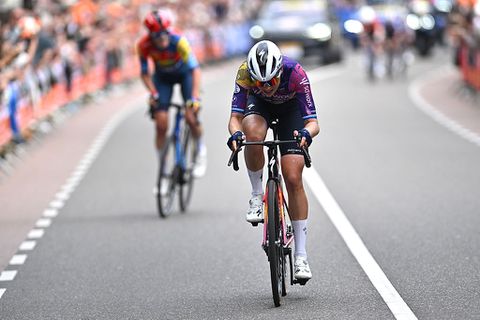 Mischa Bredewold kraakt Ellen van Dijk in ongekend slot en wint de Amstel Gold Race