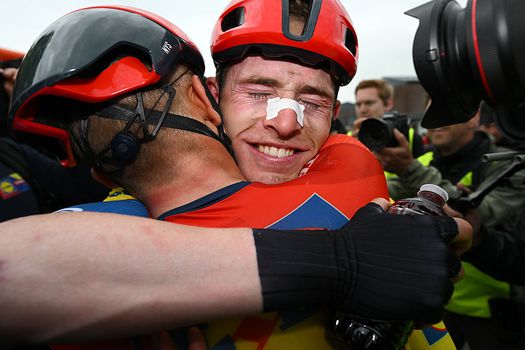 Verrassende winnaar Amstel Gold Race doet snikkend zijn verhaal: 'Deze zege is voor hem'