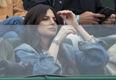 Hoogzwangere Kelly Piquet zoekt afleiding tijdens veelbesproken race van Max Verstappen