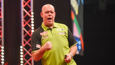 Michael van Gerwen herrijst met Pasen: Nederlandse darter maakt indruk en overleeft matchdarts