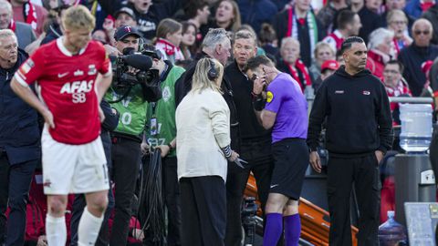 ‘Serieuze dreiging’ legde bekerfinale AZ - NEC stil, inside-info verklaart telefoontje naar Danny Makkelie