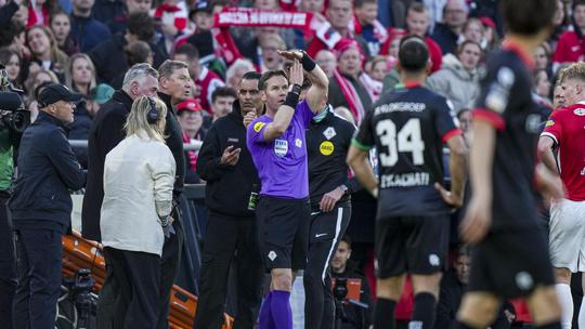 KNVB reageert op telefoontje voor scheidsrechter Danny Makkelie tijdens bekerfinale: 'Verboden en gevaarlijk'
