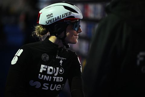 Angstaanjagende beelden van heftige crash: official onderuit geschoffeld én geraakt door vliegende fiets