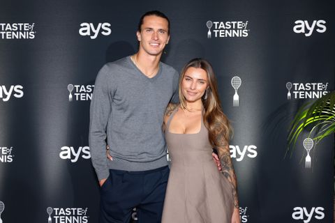 Populair Duits model neemt tennisvriend in de maling op zijn verjaardag: 'Bedankt voor de 'spannende' jaren'