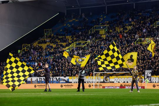 Vitesse-supporters slaan terug na verloren bekerfinale NEC en sturen vliegtuig met boodschap de lucht in