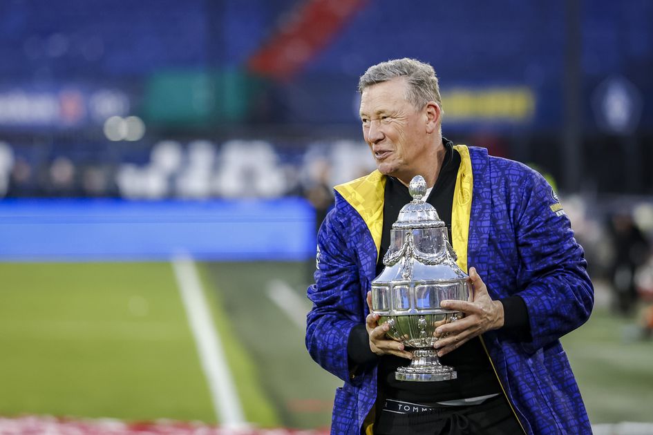 Waarschuwing voor AZ en trainer Leeroy Echteld: 'Dat moet niet de reden zijn dat ze met hem doorgaan