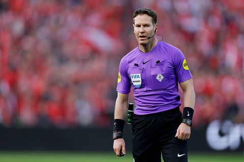 Scheidsrechter Danny Makkelie (43) keert snel terug in De Kuip na veelbesproken telefoontje langs de lijn