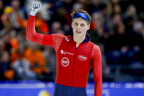 Noorse topschaatser zet nieuwe stap in relatie met vriendin, Joep Wennemars reageert