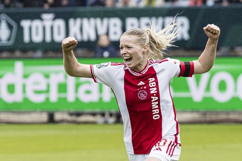 Nadine Noordam viert bekerwinst met champagne in de kleedkamer: 'Dat hebben we nu ook wel verdiend'