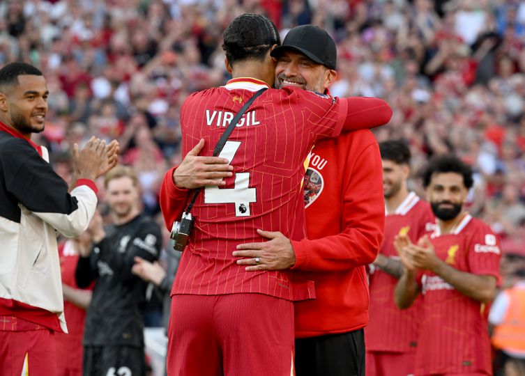 Tranen bij iedereen, ook bij Virgil van Dijk, tijdens afscheid Jürgen Klopp bij Liverpool