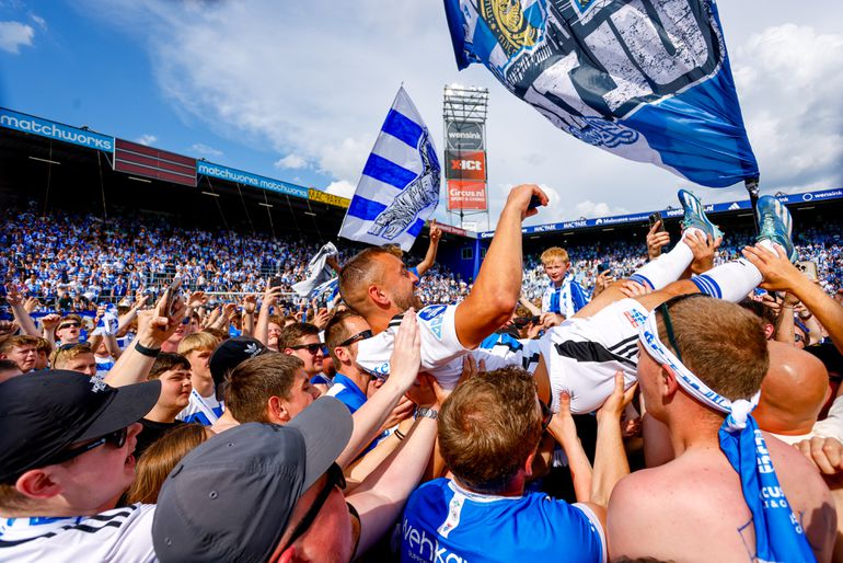 Supporters genieten van groots afscheid Bram van Polen: 'Hij heeft zoveel betekend voor de club en stad Zwolle'