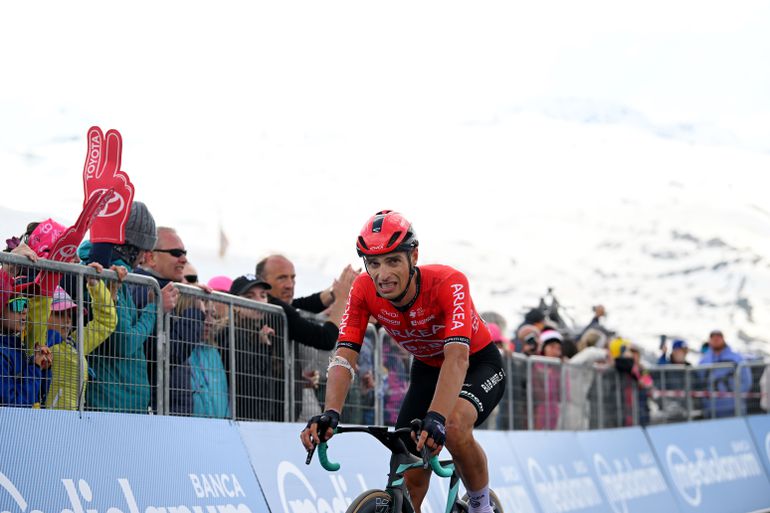 Zware val in ravijn kost Belg de Giro: 'Het was even volle paniek, ik bleef maar vallen'