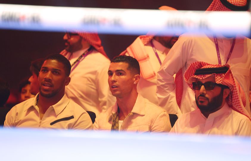 Cristiano Ronaldo steelt de show met miljoenen-outfit en aankomst in Ferrari, tijdens gevecht tussen Tyson Fury en Oleksandr Usyk