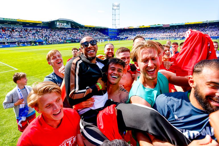 'Wout Weghorst was ze aangevlogen': feestende FC Twente-spelers en Joshua Brenet zorgen voor onbegrip
