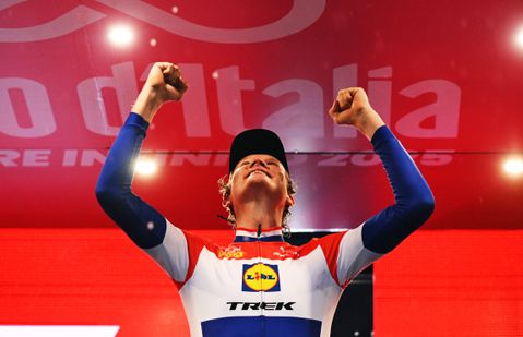 Daan Hoole reageert 'vol emotie' na tijdritzege in Giro d'Italia: 'Het is krankzinnig'