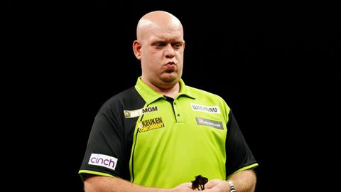 Oud-darter vol ongeloof: 'Wat Michael van Gerwen nu staat te doen, is echt de bodem'