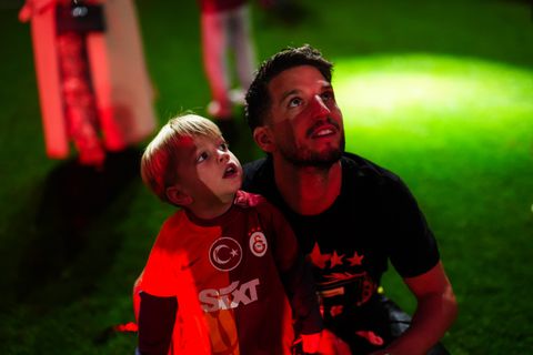 PSV-legende kondigt na kampioenschap groot nieuws aan met zijn geliefde: 'Een babymeisje gemaakt'