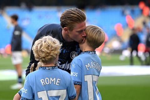 'Zijn kinderen zijn hier geboren': emotioneel afscheid voor Kevin de Bruyne in laatste thuiswedstrijd Manchester City