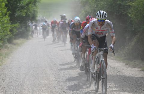 Harde val en hechtingen baren topfavoriet zorgen in Giro d'Italia: 'Ik voel behoorlijk wat pijn'