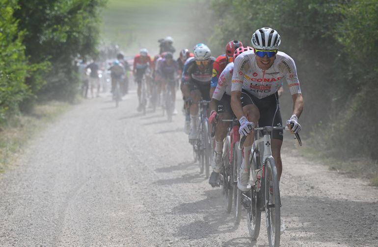 Harde val en hechtingen baren topfavoriet zorgen in Giro d'Italia: 'Ik voel behoorlijk wat pijn'