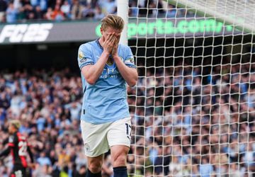 Kevin de Bruyne neemt afscheid van thuispubliek Manchester City met chaotische zege op AFC Bournemouth