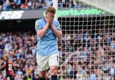 Kevin de Bruyne neemt afscheid van thuispubliek Manchester City met chaotische zege op AFC Bournemouth