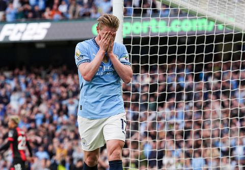 Kevin de Bruyne neemt afscheid van thuispubliek Manchester City met chaotische zege op AFC Bournemouth