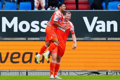 FC Volendam doet goede zaken in strijd om lijfsbehoud na foutenfestival bij Willem II