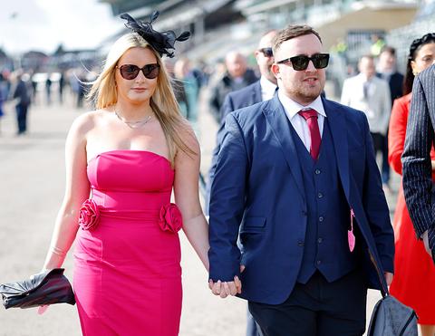 Topdarter Luke Littler viert bijzondere mijlpaal met grote liefde Faith Millar