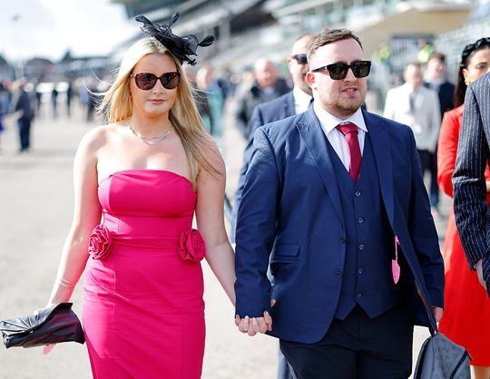 Topdarter Luke Littler viert bijzondere mijlpaal met grote liefde Faith Millar