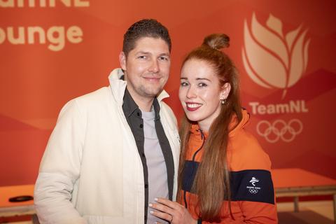 Topschaatsster Antoinette Rijpma-de Jong en haar man overladen met hartjes: 'Altijd zij aan zij'