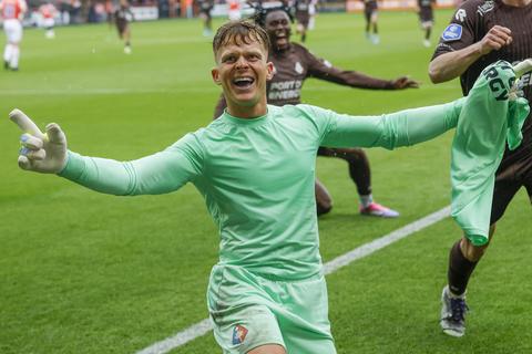 Ronald Koeman Jr. deelt weer prachtig nieuws: keeper en zoon van bondscoach straalt op foto met geliefde