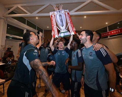 Arsenal zonder zelf te spelen kampioen van Engeland: concurrent begaat kostbare misstap in Premier League