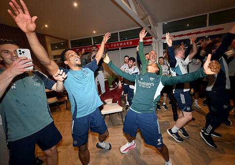 Grote ontlading bij Jurriën Timber: verdediger viert Premier League-titel met Arsenal uitbundig