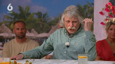 Johan Derksen krijgt er flink van langs na 'misselijkmakende uitspraak' over vrouwen: 'Hij zonk nóg wat dieper'