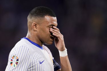 Kylian Mbappé stapt uit spelersbus Frankrijk zónder neusbescherming, test masker op laatste training