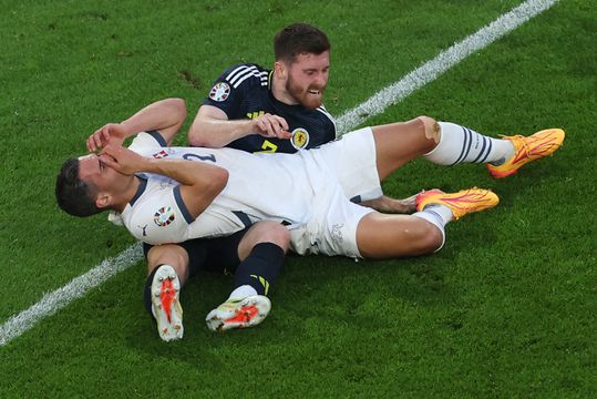 Fabian Schär 'kopieert' Kylian Mbappé met gebroken neus op EK, zijn vijfde hoofdblessure in zes jaar