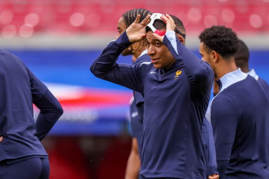 Kylian Mbappé ruziet met opvallend masker op training Frankrijk daags voor wedstrijd tegen Nederland