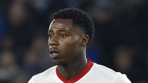 Veelbesproken voetballer Quincy Promes is geland op Schiphol en brengt nacht door in gevangenis