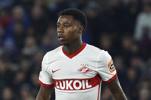 Veelbesproken voetballer Quincy Promes is geland op Schiphol en brengt nacht door in gevangenis