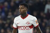 Veelbesproken voetballer Quincy Promes is geland op Schiphol en brengt nacht door in gevangenis