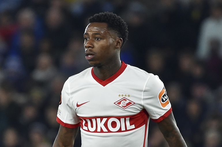 Veelbesproken voetballer Quincy Promes is geland op Schiphol en brengt nacht door in gevangenis