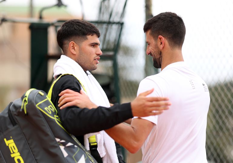 Carlos Alcaraz wordt na opvallende uitspraak over Novak Djokovic teruggefloten door tennislegende