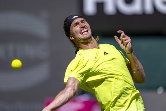 Toptennisser breekt regels en rent midden in game van de baan: 'Zoiets heb ik nog nooit meegemaakt'