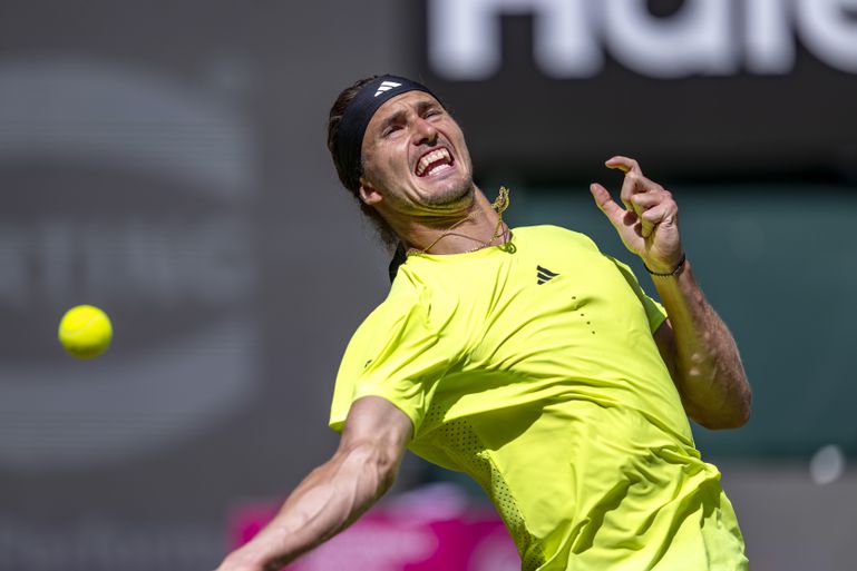 Toptennisser breekt regels en rent midden in game van de baan: 'Zoiets heb ik nog nooit meegemaakt'